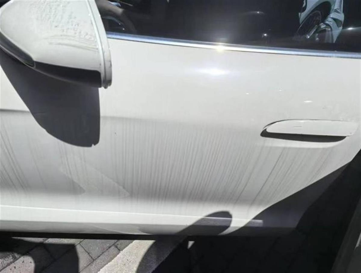 Đem xe Porsche 4,4 tỷ đồng đi bảo hành, 6 tháng sau cô gái sốc nặng khi nhận xe, lập tức kiện đại lý, đòi bồi thường 700 triệu đồng: Không thể chấp nhận - Ảnh 3. Đem xe Porsche 4,4 tỷ đồng đi bảo hành, 6 tháng sau cô gái sốc nặng khi nhận xe, lập tức kiện đại lý, đòi bồi thường 700 triệu đồng: Không thể chấp nhận - Ảnh 3.