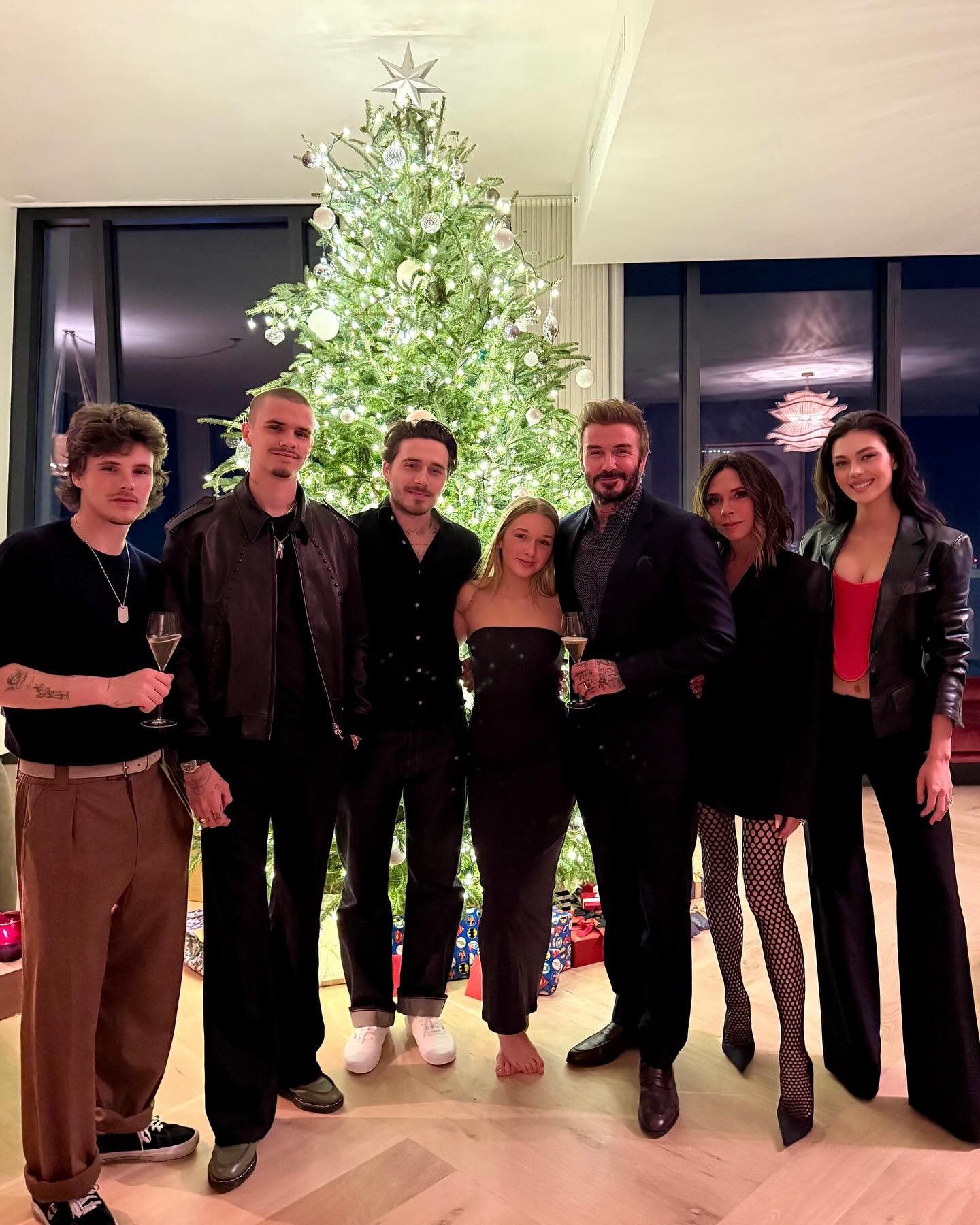 photo-by-victoria-beckham-on-december-26-2024-co-the-la-hinh-anh-ve-7-nguoi-va-cay-thong-noel-17352699777152002556367-1735273288695-17352732887652020019711.jpg