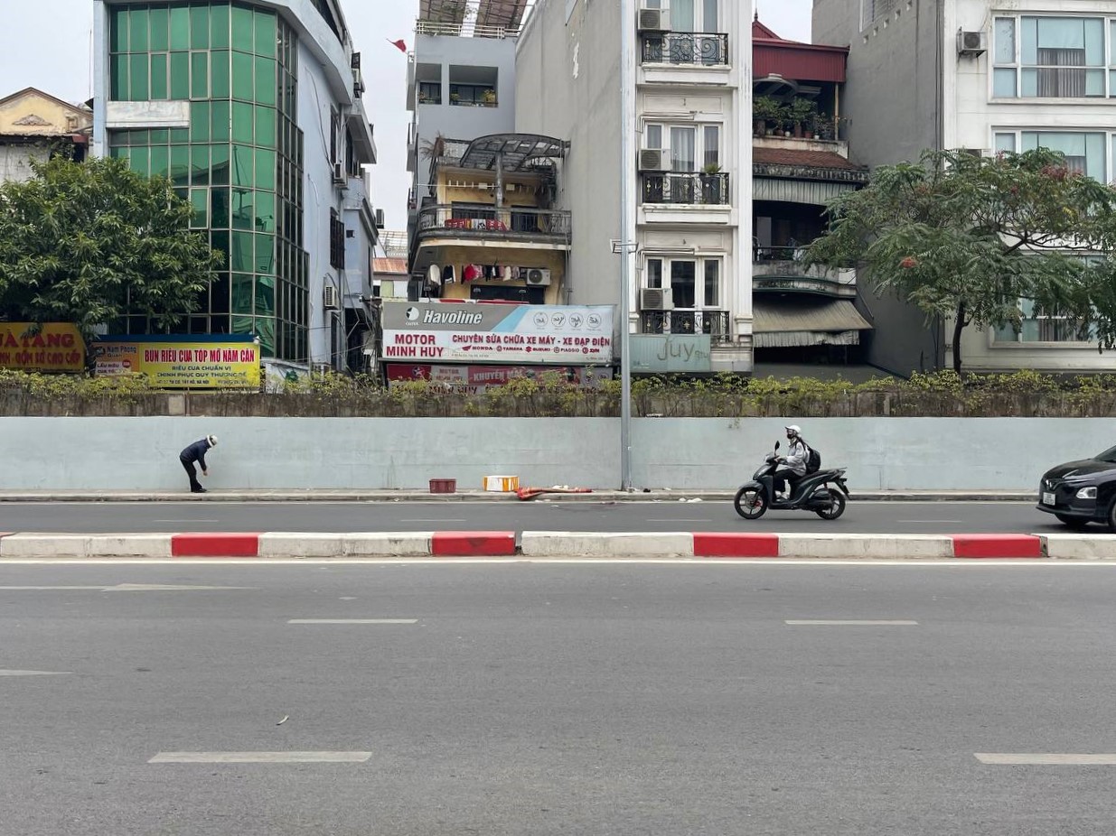 Hà Nội: Hiện trường vụ tai nạn giao thông nghiêm trọng trên đường Âu Cơ khiến nam thanh niên 21 tuổi tử vong - Ảnh 3.