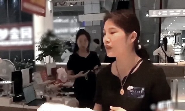 Người phụ nữ mua vòng vàng 45 triệu đồng ở cửa hàng có tiếng, lúc cần bán phát hiện bên trong là bạc, chủ tiệm khẳng định: Chúng tôi không bán thứ này - Ảnh 2.