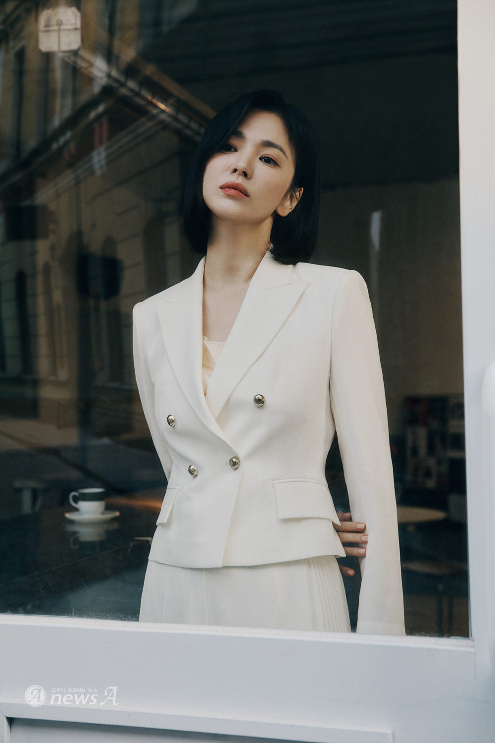 Ngắm mãi không chán những set áo blazer sang trọng của Song Hye Kyo - Ảnh 2.