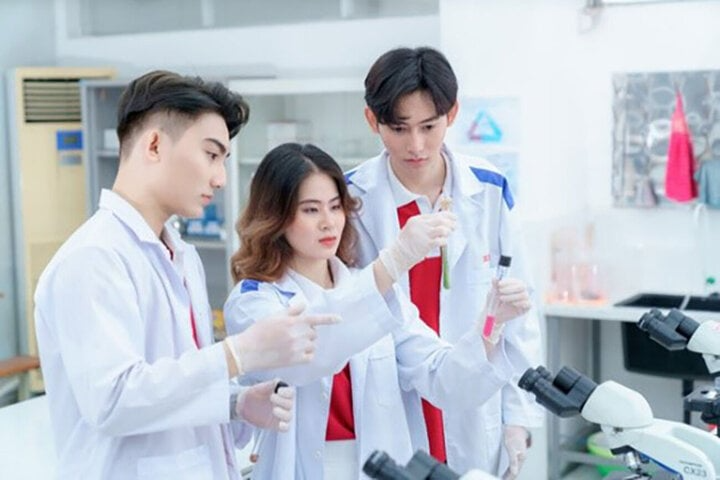 Tranh luận trái chiều đề xuất miễn học phí cho sinh viên ngành Y - Ảnh 1.