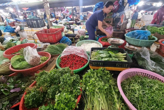 Đà Nẵng: Rau xanh tăng giá vùn vụt, cả người dân và hàng quán đều 'khóc ròng' - Ảnh 1.