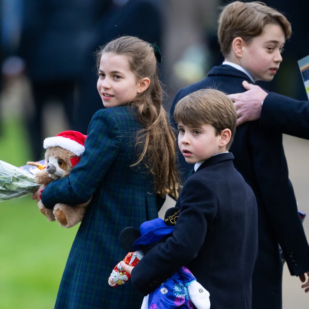 &quot;Bội thu&quot; quà tặng Giáng sinh từ người hâm mộ, các tiểu hoàng tử và công chúa nhà William - Kate có được giữ lại? - Ảnh 2.