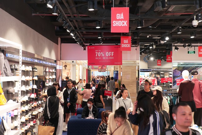 Chuỗi TTTM Vincom &ldquo;b&ugrave;ng nổ&rdquo; với gần 2 triệu lượt kh&aacute;ch đổ về trong 3 ng&agrave;y Black Friday - Ảnh 1.