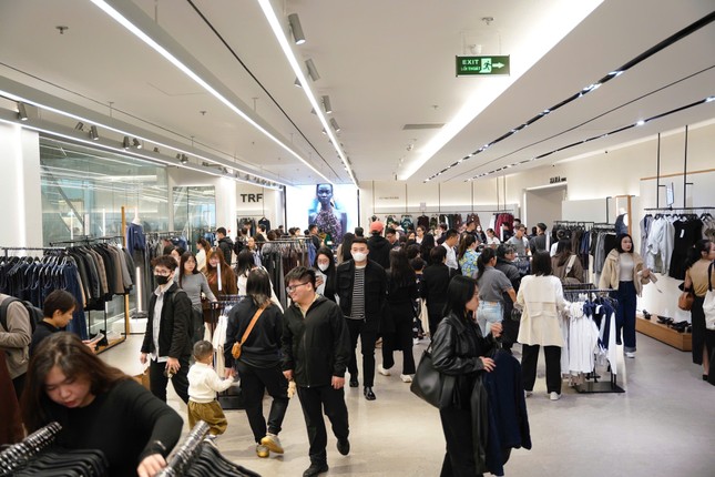 Chuỗi TTTM Vincom &ldquo;b&ugrave;ng nổ&rdquo; với gần 2 triệu lượt kh&aacute;ch đổ về trong 3 ng&agrave;y Black Friday - Ảnh 2.