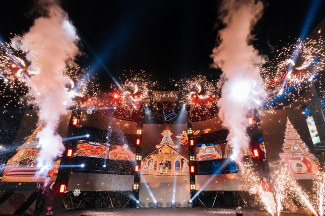 Chuỗi TTTM Vincom &ldquo;b&ugrave;ng nổ&rdquo; với gần 2 triệu lượt kh&aacute;ch đổ về trong 3 ng&agrave;y Black Friday - Ảnh 3.