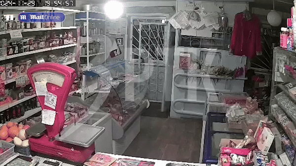 Tiến vào cửa hàng, chỉ vài giây sau tên cướp đã chạy mất dép - Ảnh 1. Tiến vào cửa hàng, chỉ vài giây sau tên cướp đã chạy mất dép - Ảnh 1.