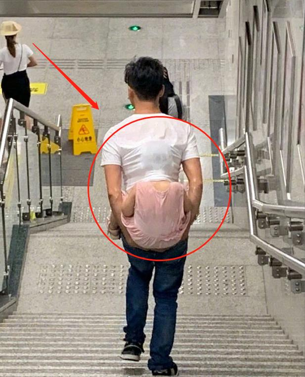Bức ảnh chụp vội cảnh bố c&otilde;ng con trong ga t&agrave;u điện ngầm g&acirc;y b&atilde;o, nh&igrave;n th&igrave; x&uacute;c động nhưng kh&ocirc;ng &iacute;t người lưu &yacute; một điểm - Ảnh 2.
