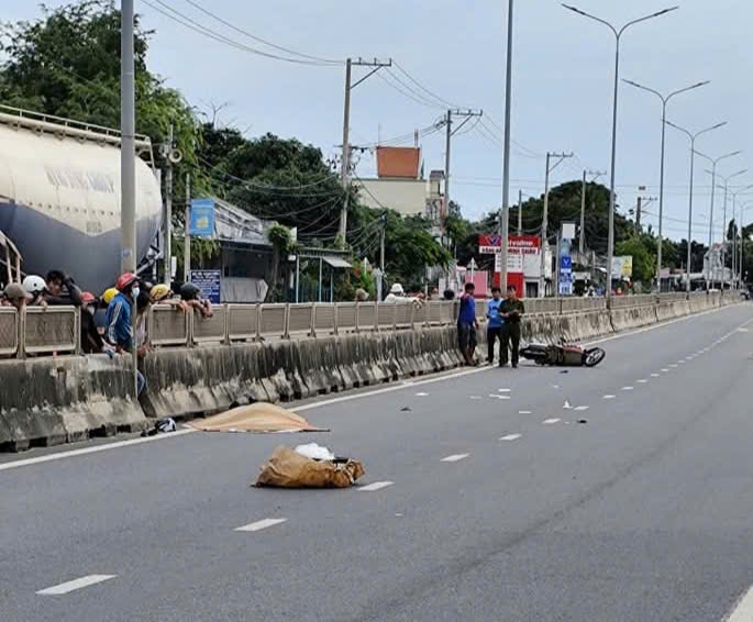 Xe máy va chạm giải phân cách trên Quốc lộ 1A, 2 cô cháu tử vong - Ảnh 1.