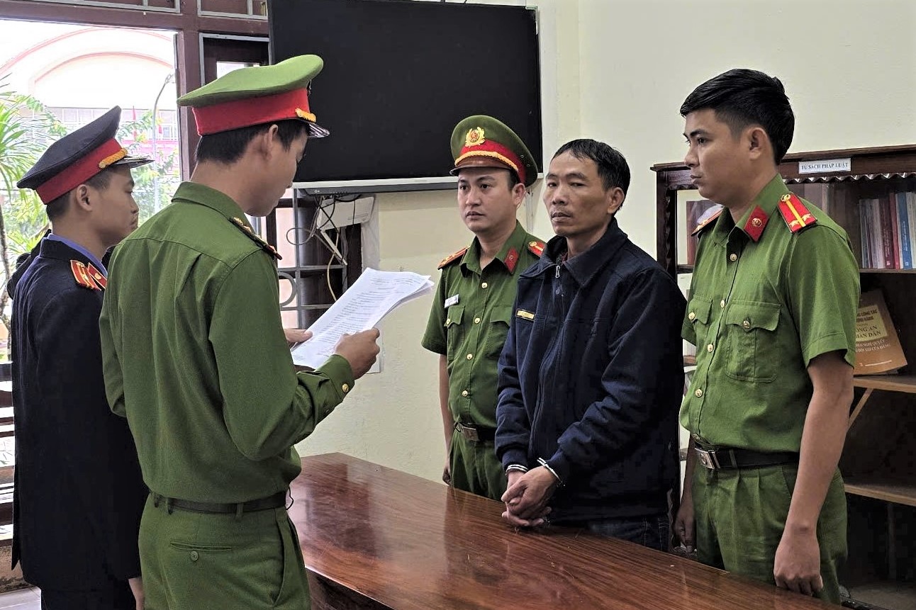 Cháu bé 5 tuổi chơi trò trốn tìm ở gần nhà thì bị &quot;yêu râu xanh&quot; giở trò đồi bại- Ảnh 1.