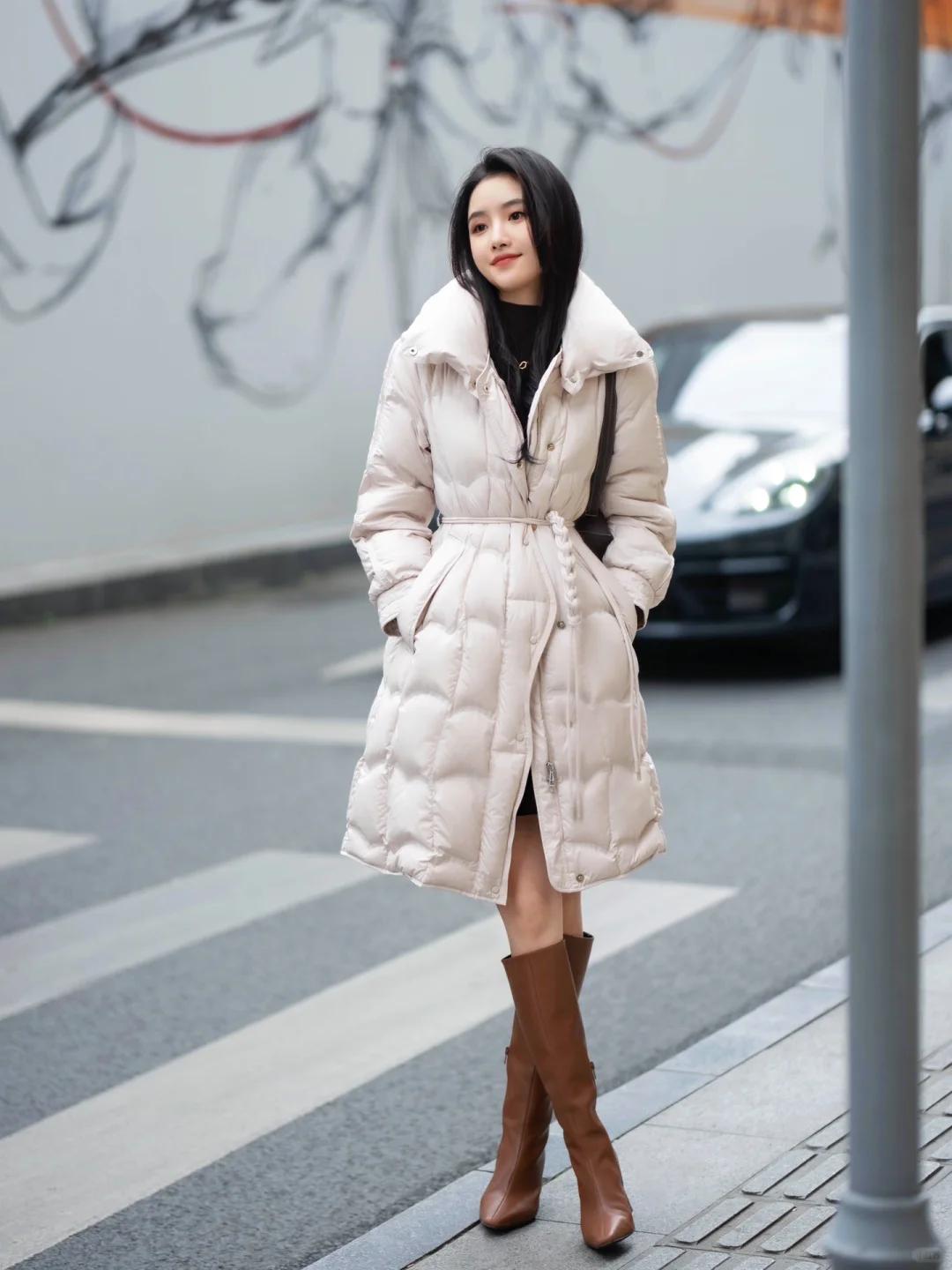 Phụ nữ biết cách ăn mặc không cần nhiều quần áo mà cần tinh tế, nhấn mạnh vào đường eo, trang phục đơn giản nhưng khí chất cao cấp. - Ảnh 8. Phụ nữ biết cách ăn mặc không cần nhiều quần áo mà cần tinh tế, nhấn mạnh vào đường eo, trang phục đơn giản nhưng khí chất cao cấp. - Ảnh 8.