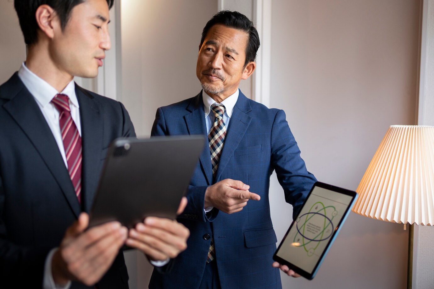 Hai lời khuyên của cha giúp tôi không rơi vào cảnh "viêm màng túi" sau 10 năm đi làm - Ảnh 1.