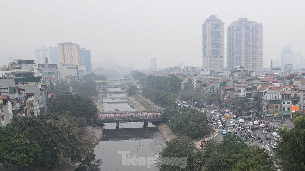 Hơn 10 giờ sáng, Hà Nội vẫn chìm trong sương mù dày đặc- Ảnh 10.