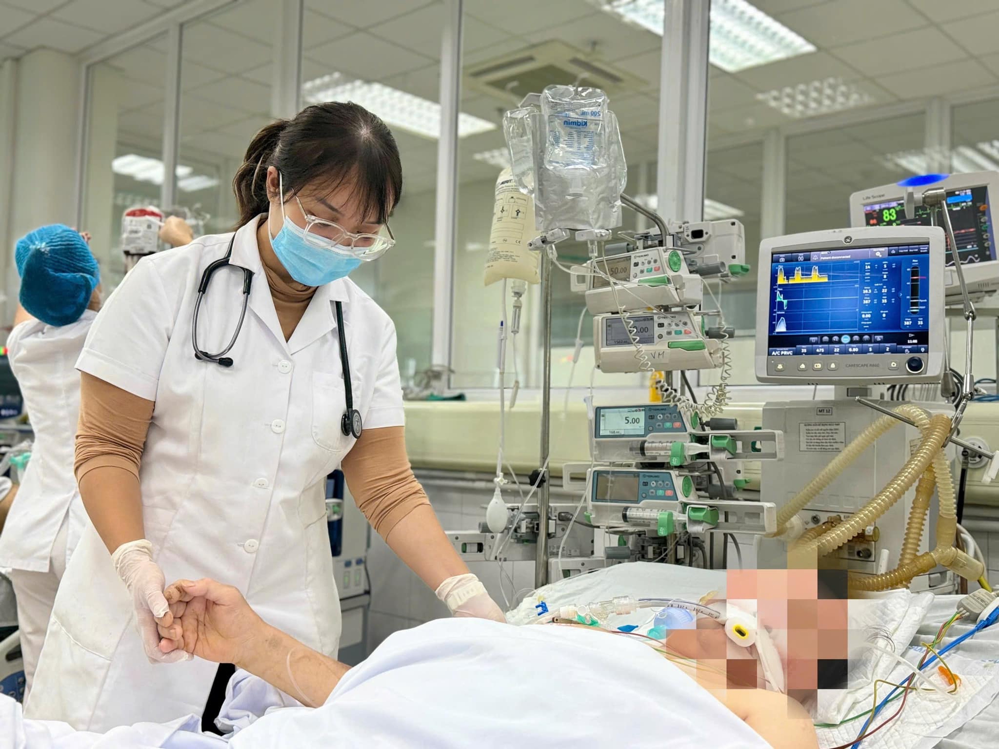 Người đàn ông suy kiệt toàn thân, sốc nhiễm khuẩn vì tự chữa khối u cổ chân tại nhà- Ảnh 1. Người đàn ông suy kiệt toàn thân, sốc nhiễm khuẩn vì tự chữa khối u cổ chân tại nhà- Ảnh 1.