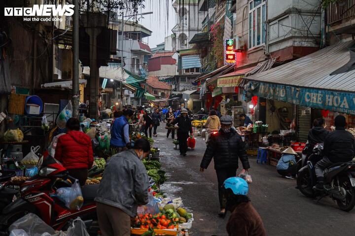 Cảnh khác lạ ở chợ Hà Nội trong ngày đầu tháng c - Ảnh 2.