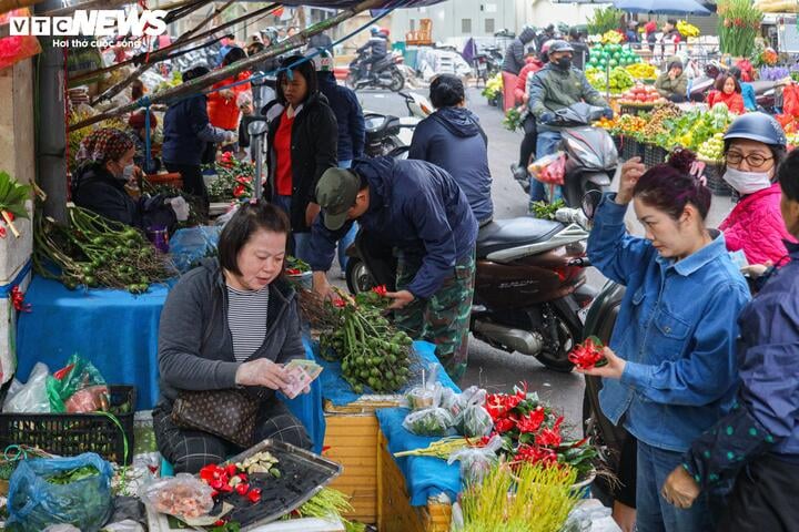 Cảnh khác lạ ở chợ Hà Nội trong ngày đầu tháng c - Ảnh 6.