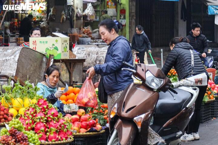 Cảnh khác lạ ở chợ Hà Nội trong ngày đầu tháng c - Ảnh 8.