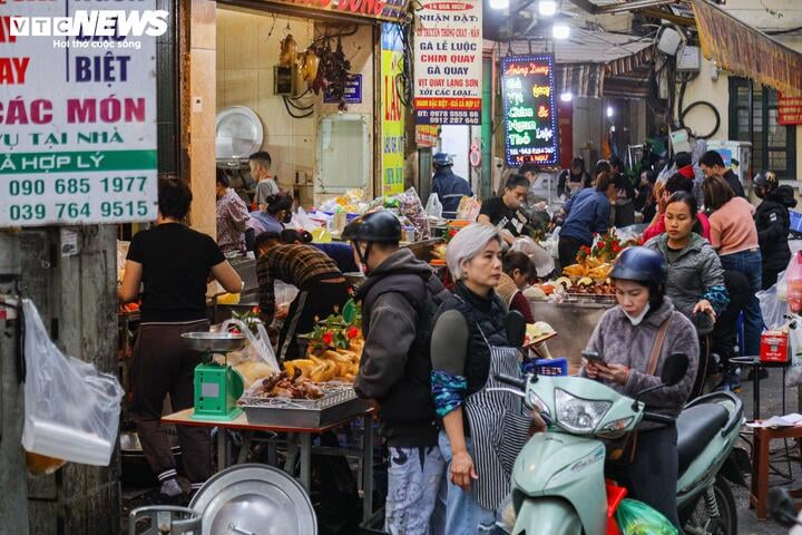 Cảnh khác lạ ở chợ Hà Nội trong ngày đầu tháng c - Ảnh 9.