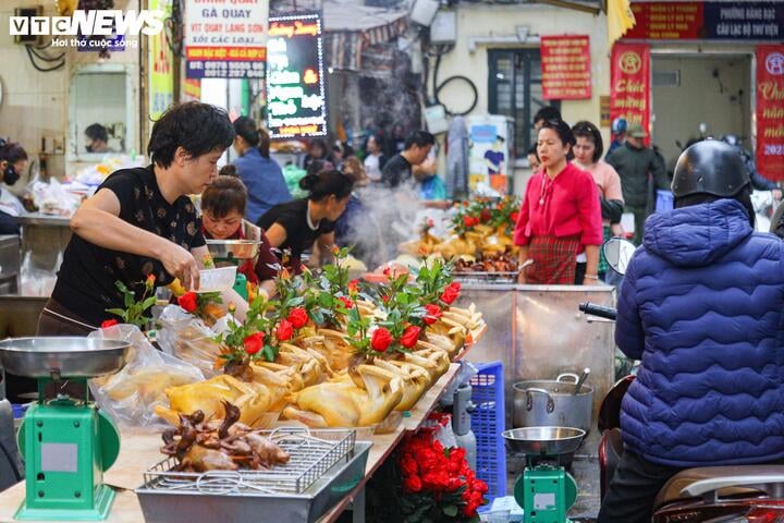 Cảnh khác lạ ở chợ Hà Nội trong ngày đầu tháng c - Ảnh 10.