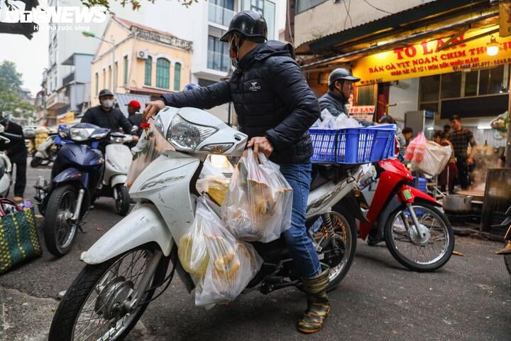 Cảnh khác lạ ở chợ Hà Nội trong ngày đầu tháng c - Ảnh 12.