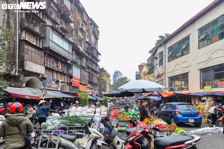 Thị trường mùng 1 cuối cùng của năm Giáp Thìn: Giá cau tăng gấp đôi - Ảnh 1.