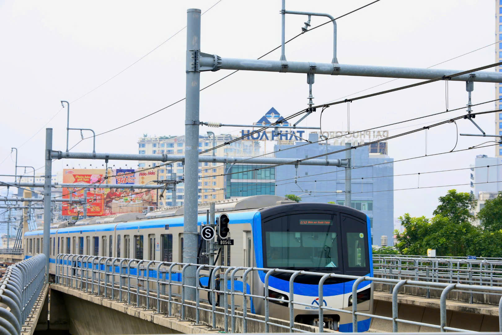 Metro số 1 hoạt động xuyên đêm phục vụ Tết Dương lịch- Ảnh 1.