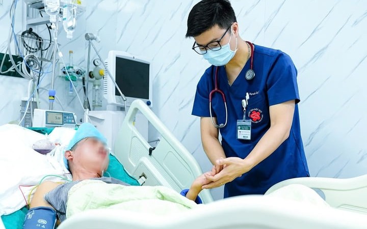 Bất lực v&igrave; mẹ bỏ thuốc ở bệnh viện, tin 'thần y mạng' hơn b&aacute;c sĩ - Ảnh 1.