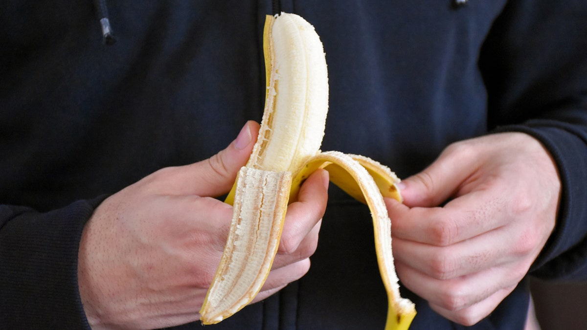 istock-1468251019-man-peels-banana-17333842768681947613968-1733400368019-1733400368097859258766.jpg