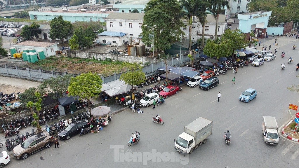 Bãi xe quanh Bệnh viện K Tân Triều trưng biển &quot;có phép&quot; nhưng thu phí &quot;vô phép&quot;- Ảnh 3.