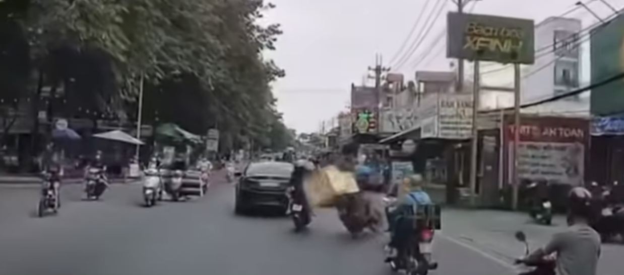TP HCM: Cái kết của nam thanh niên đạp xe khiến người chở hàng ngã xuống đường- Ảnh 1. TP HCM: Cái kết của nam thanh niên đạp xe khiến người chở hàng ngã xuống đường- Ảnh 1.