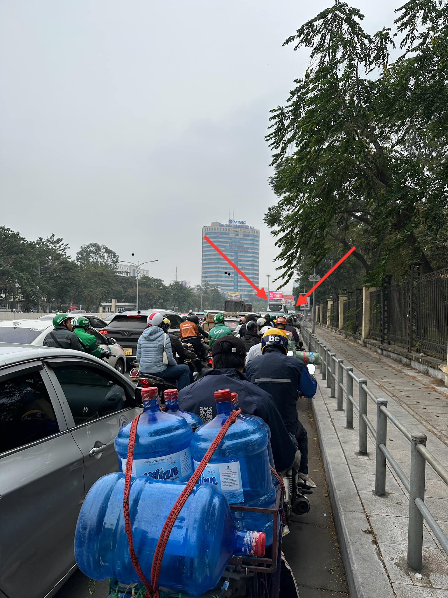 Hà Nội: 4 xe ô tô tông nhau liên hoàn khiến hầm Kim Liên ùn tắc kéo dài- Ảnh 1.