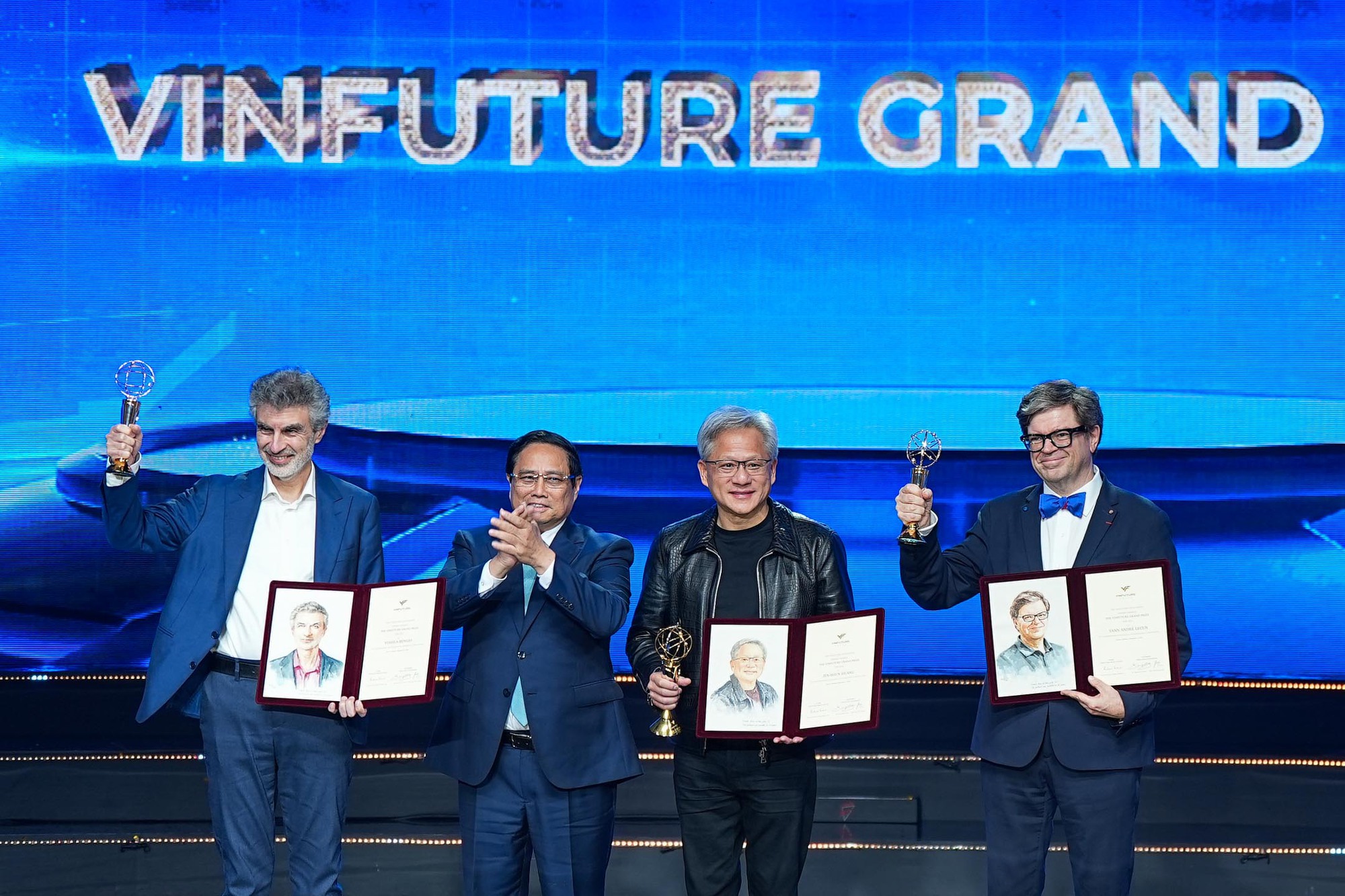 Jensen Huang - CEO thích mặc đồ cũ, ăn vỉa hè và vừa giành luôn giải thưởng 3 triệu đô của VinFuture là ai? - Ảnh 1.