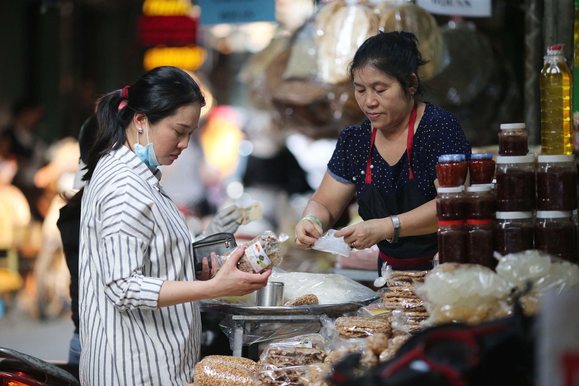 Tiểu thương kinh doanh tại chợ Bà Hoa (quận Tân Bình, TP HCM)   Ảnh: HOÀNG TRIỀU