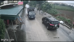 Phát hiện thứ không ngờ rơi xuống từ thùng xe tải, người dân vội vàng thông báo tìm chủ nhân - Ảnh 1. Phát hiện thứ không ngờ rơi xuống từ thùng xe tải, người dân vội vàng thông báo tìm chủ nhân - Ảnh 1.