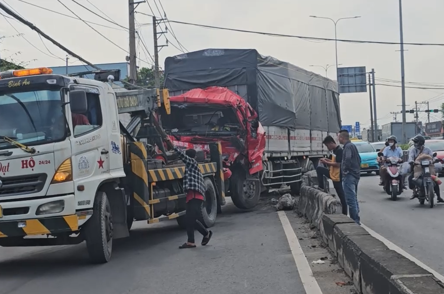 TP.HCM: Đầu xe tải biến dạng sau tai nạn, người dân hợp sức cứu tài xế bị mắc kẹt - Ảnh 2.