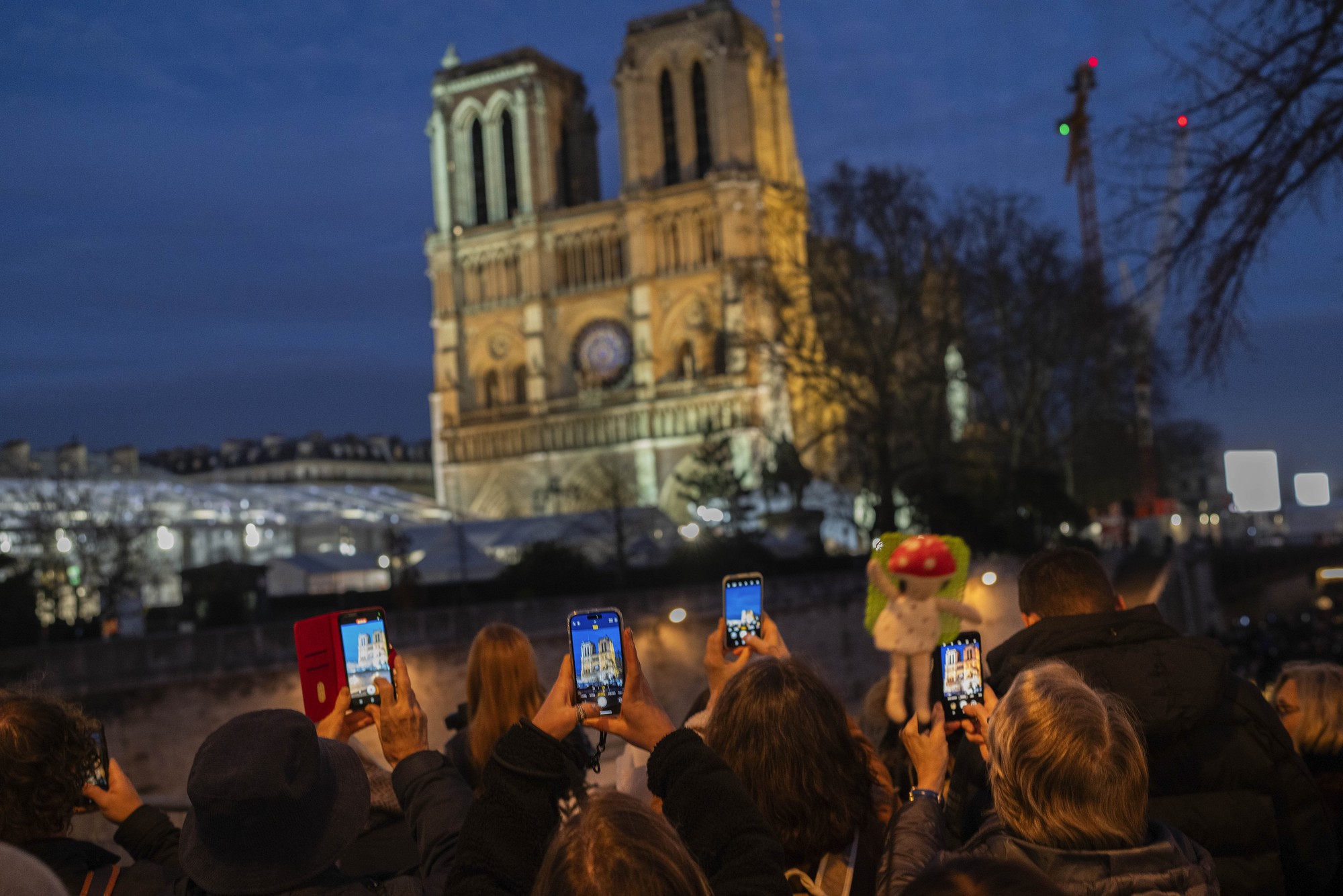 Nhà thờ Đức Bà Paris mở cửa trở lại - Sự hồi sinh kỳ diệu từ đống tro tàn - Ảnh 3.