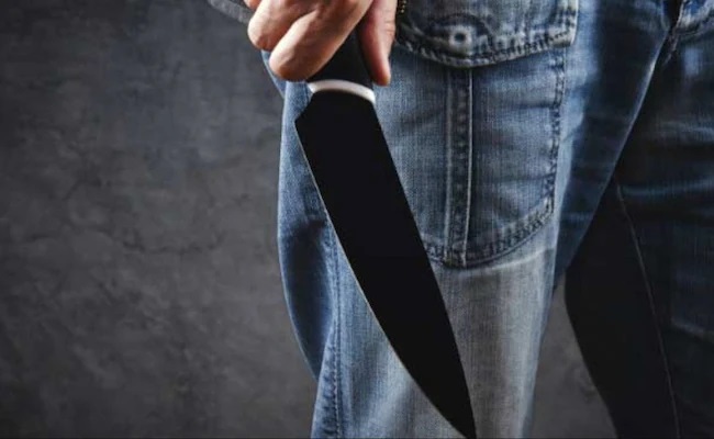 Thanh niên bị hàng xóm đâm tử vong vì tranh cãi không xả bồn cầu- Ảnh 1. Thanh niên bị hàng xóm đâm tử vong vì tranh cãi không xả bồn cầu- Ảnh 1.