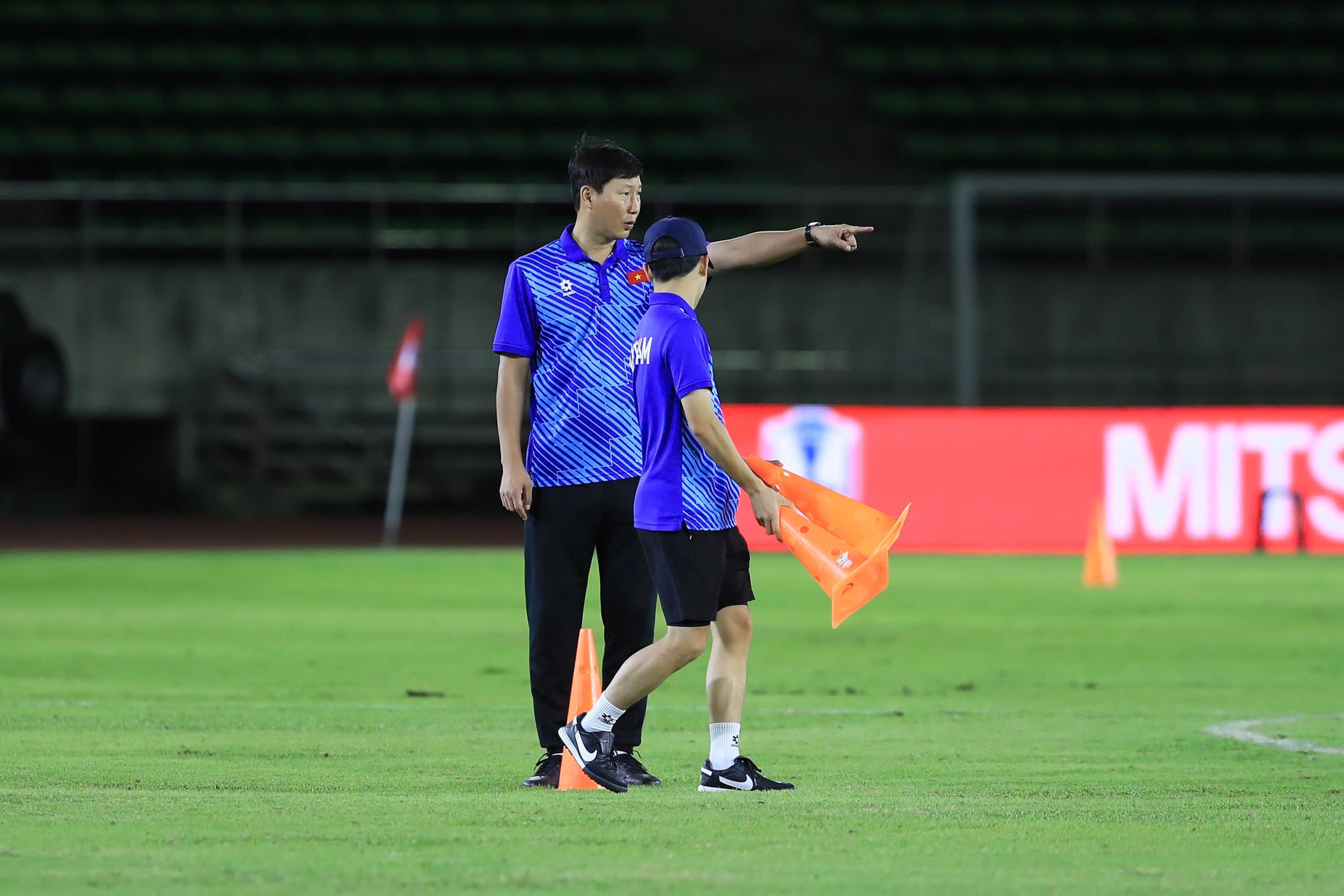 Tóm dính ông Park Hang-seo và bà xã sang Lào cổ vũ ĐT Việt Nam đá AFF Cup, không còn là HLV vẫn trọng tình- Ảnh 4.