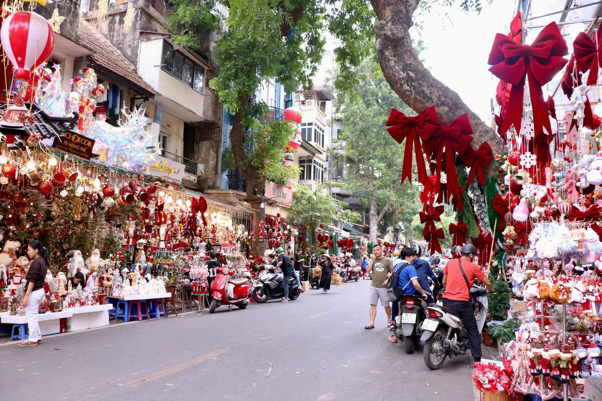 Thị trường Noel Hà Nội: Sản phẩm đa dạng, người mua cầm chừng - Ảnh 1.