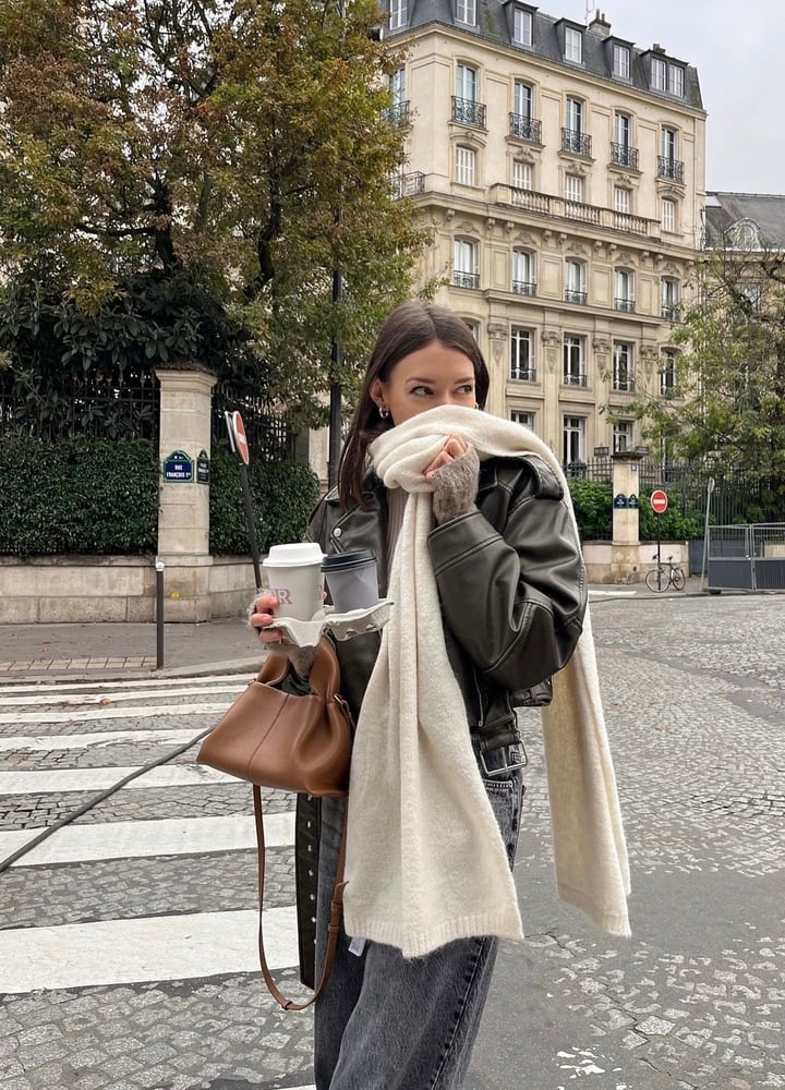 C&aacute;ch kết hợp &aacute;o len dệt kim ph&ugrave; hợp nhất với phụ nữ ở độ tuổi 50 - Ảnh 5.