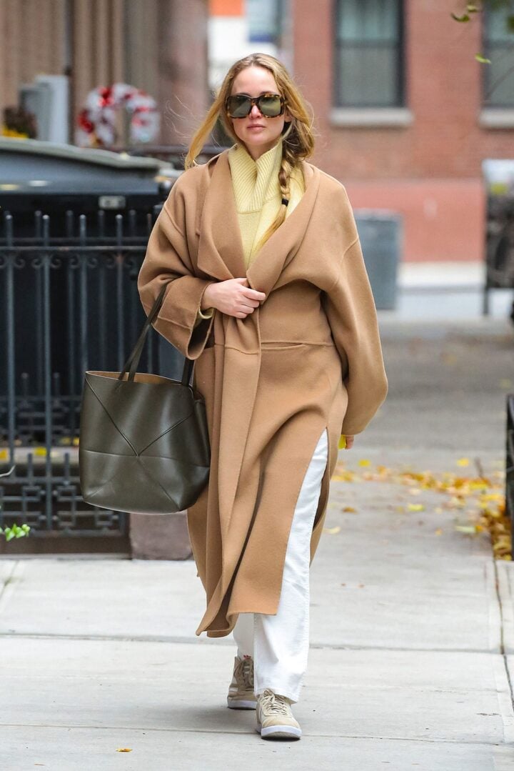 C&aacute;ch kết hợp &aacute;o len dệt kim ph&ugrave; hợp nhất với phụ nữ ở độ tuổi 50 - Ảnh 3.