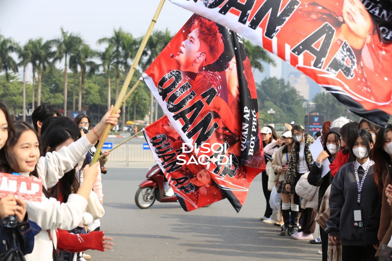 Trước giờ G concert Say Hi D-4: Người xếp hàng đông nghẹt, fan 1 Anh Trai 