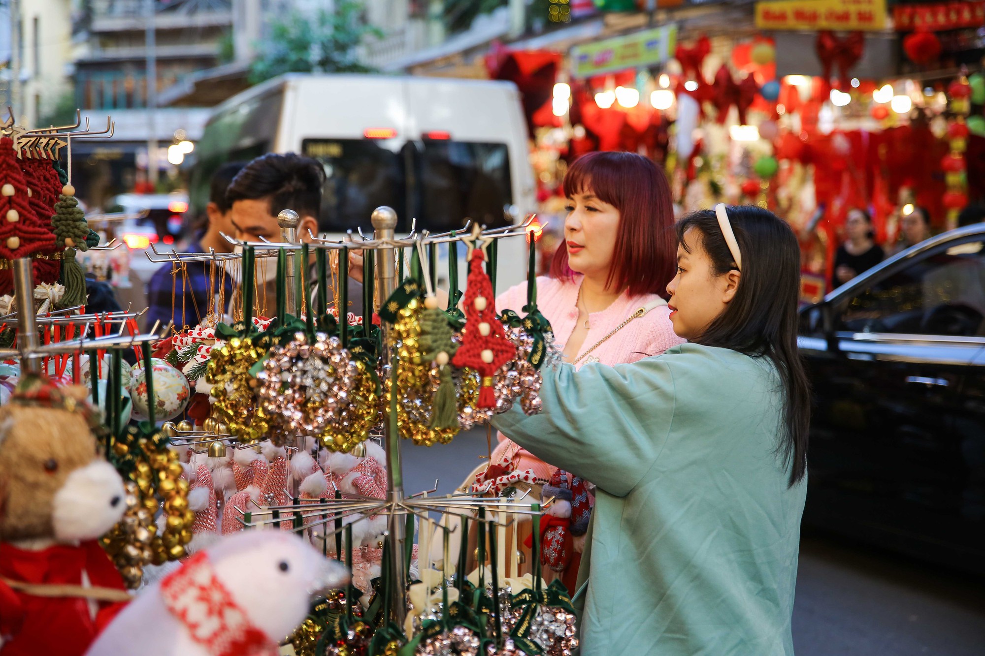 Thông tươi tiền triệu hút khách mùa Noel - Ảnh 4.