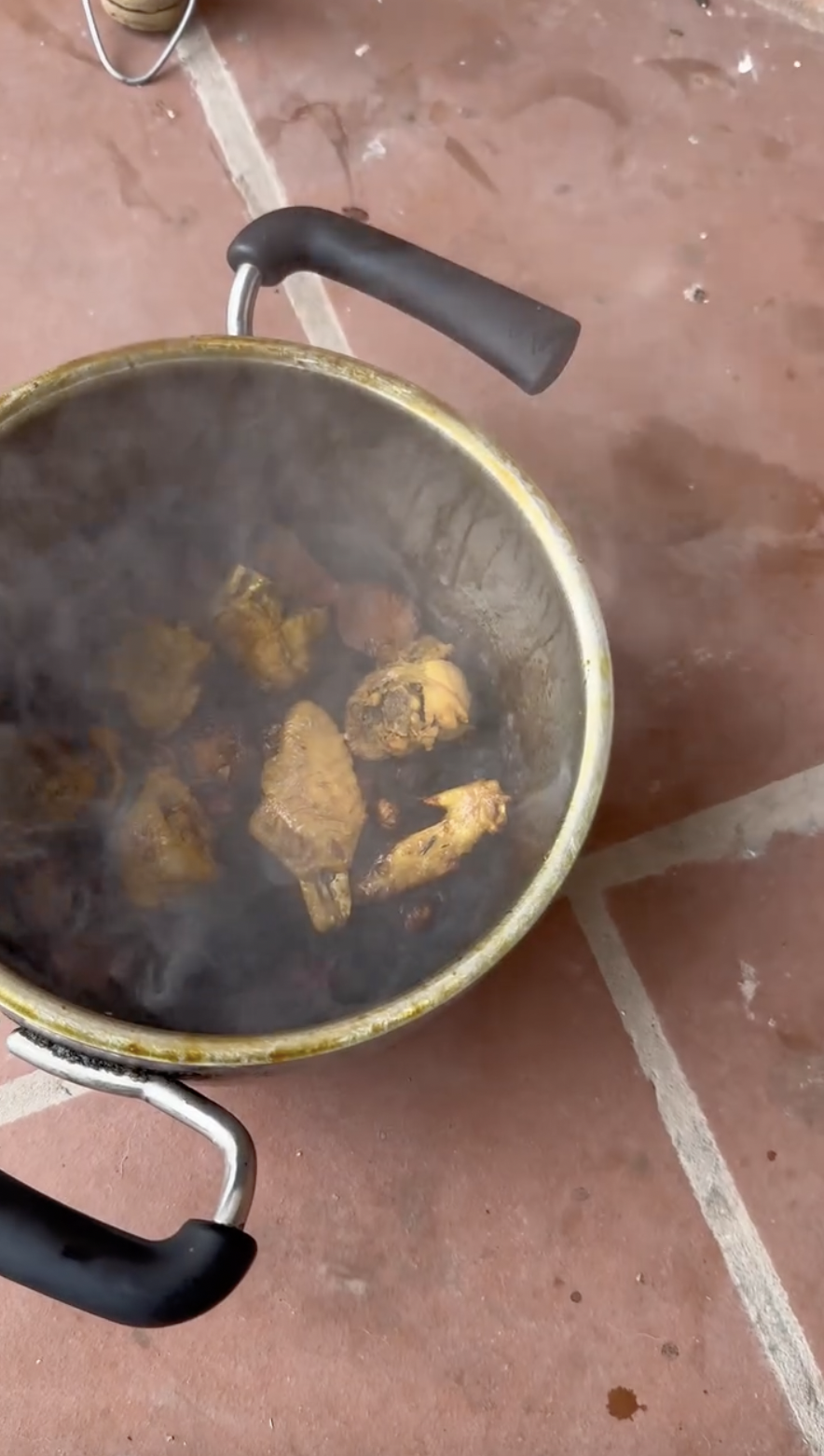 Cô vợ đang kho gà thì bỏ sang nhà hàng xóm buôn chuyện, camera ghi lại cảnh tượng &quot;hú hồn chim én&quot;- Ảnh 3.