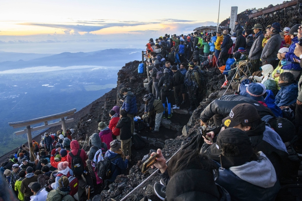 Nhật Bản thu phí leo núi Phú Sĩ để đảm bảo an toàn cho du khách - Ảnh 1.