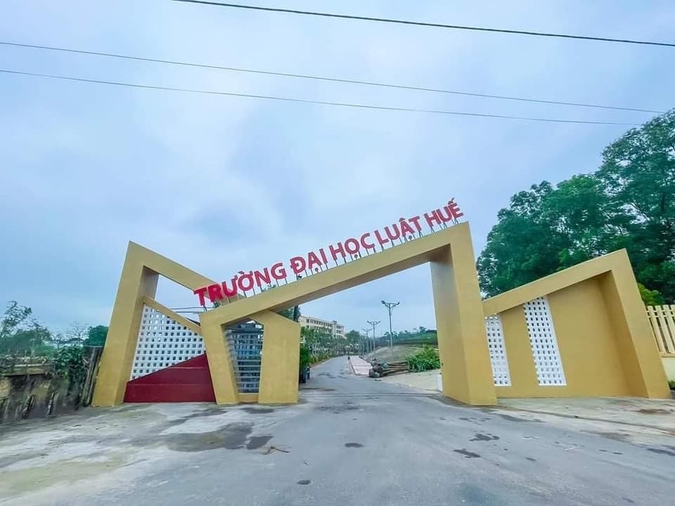 Những chiếc cổng trường &quot;bá đạo&quot; nhất Việt Nam: Từ parabol đến thiết kế xiêu vẹo, &quot;gi gỉ gì gi&quot; dáng gì cũng có- Ảnh 1.