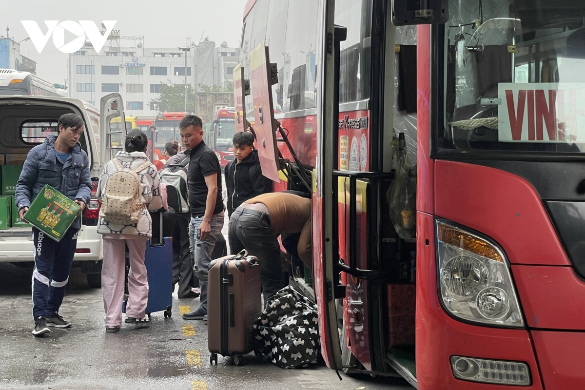 Sinh viên, người lao động rời Hà Nội về quê nghỉ Tết sớm để tiết kiệm chi phí - Ảnh 1.
