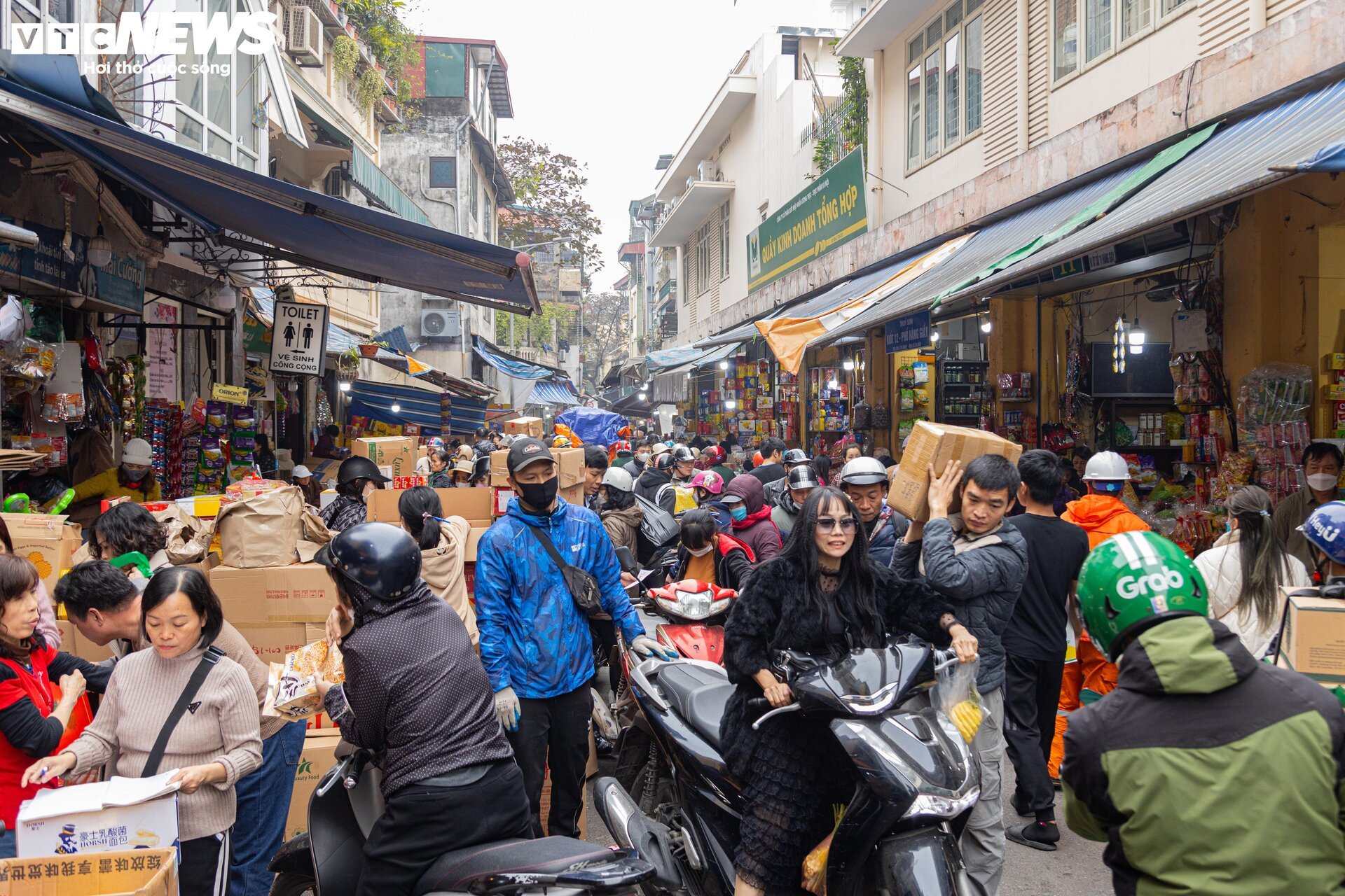 Người dân đổ xô sắm Tết, 'thủ phủ' bánh kẹo ở Hà Nội 'thất thủ' - Ảnh 2.