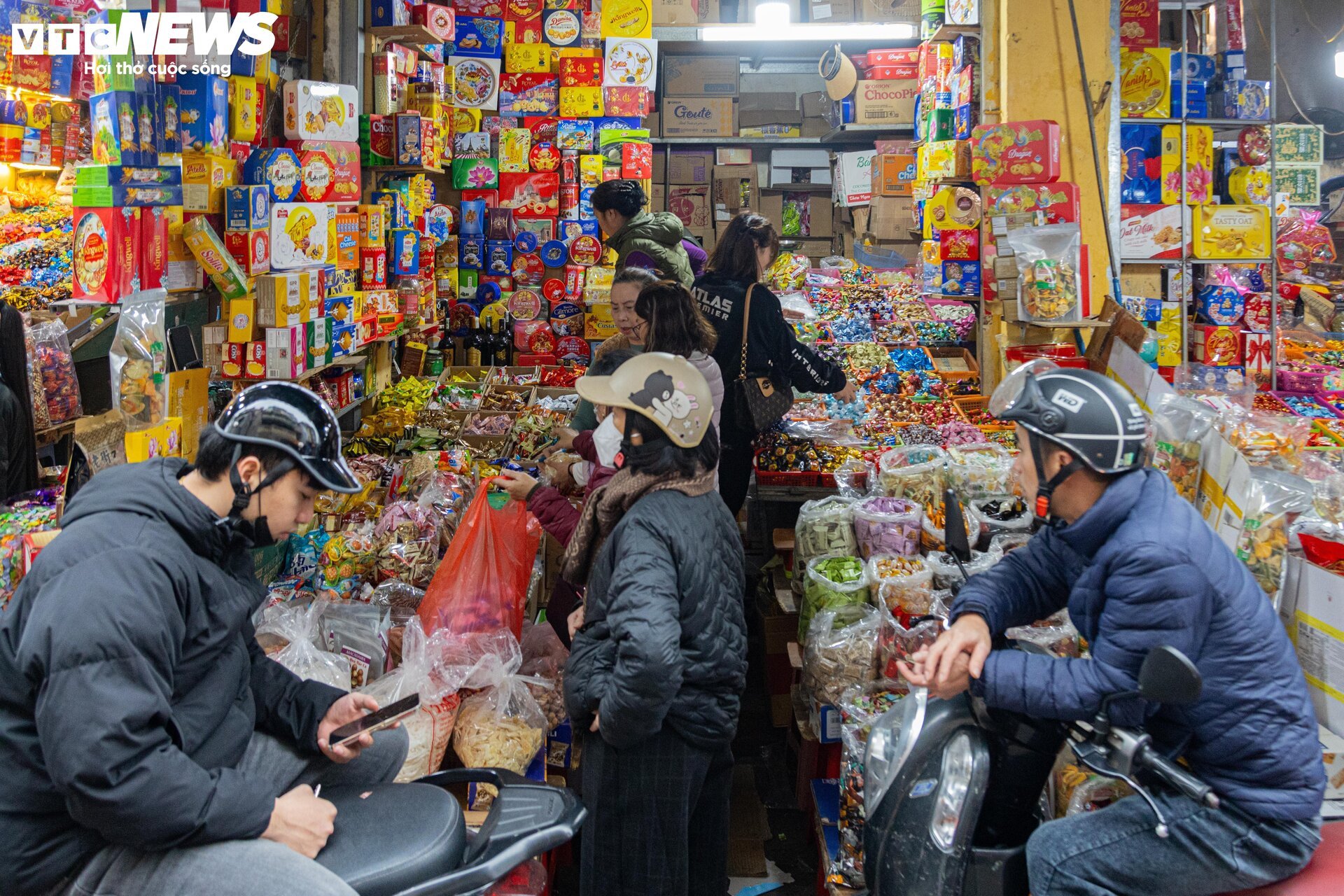 Người dân đổ xô sắm Tết, 'thủ phủ' bánh kẹo ở Hà Nội 'thất thủ' - Ảnh 5.